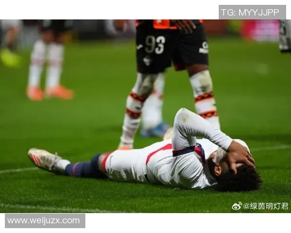 德国足球明星在比赛中意外倒地引发球迷热议与媒体关注